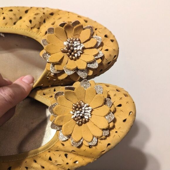 David Tate Genuine Mustard Yellow Leather Floral Perforated Flats Ballets - Picture 2 of 12